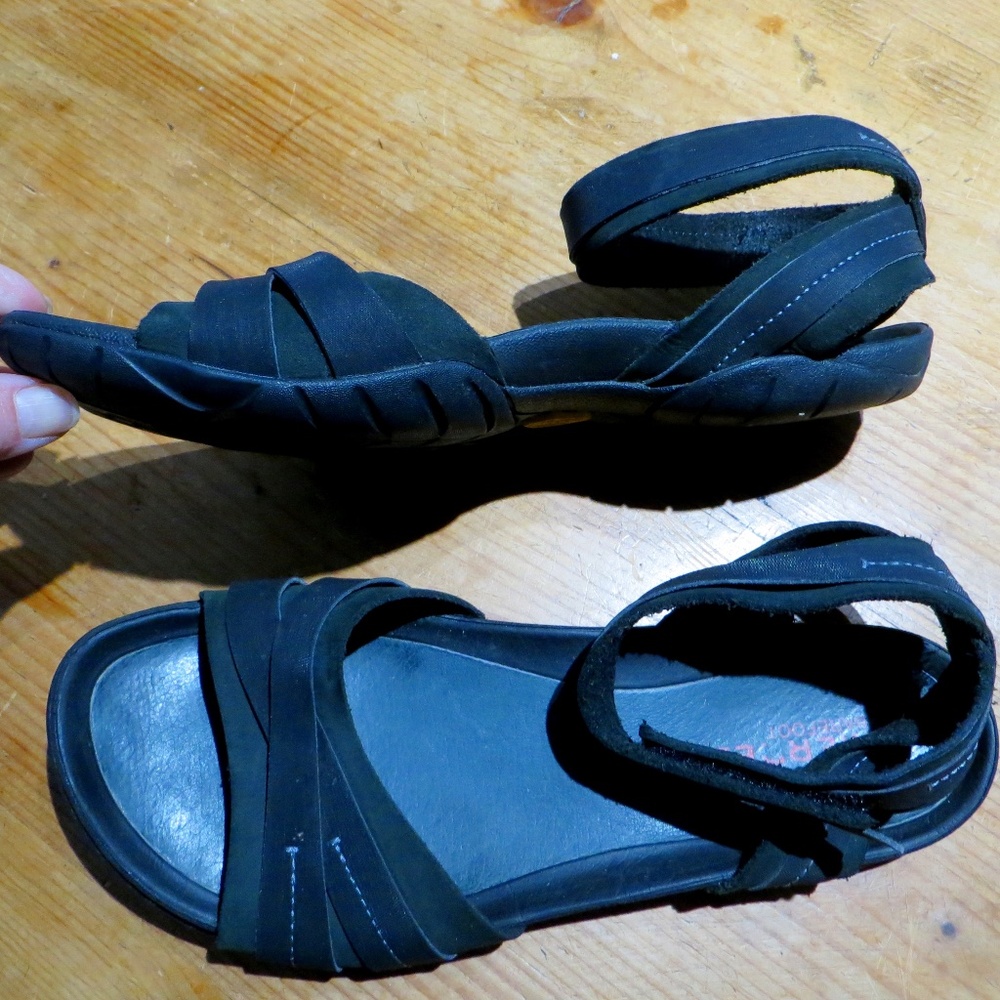 Merrell "Spirit Wrap" black leather Barefoot ankle strap sandals 8